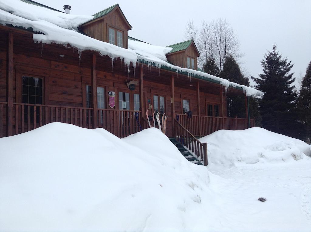 Aux Berges Du St-Maurice Hotel Saint-Jean-des Piles Екстериор снимка